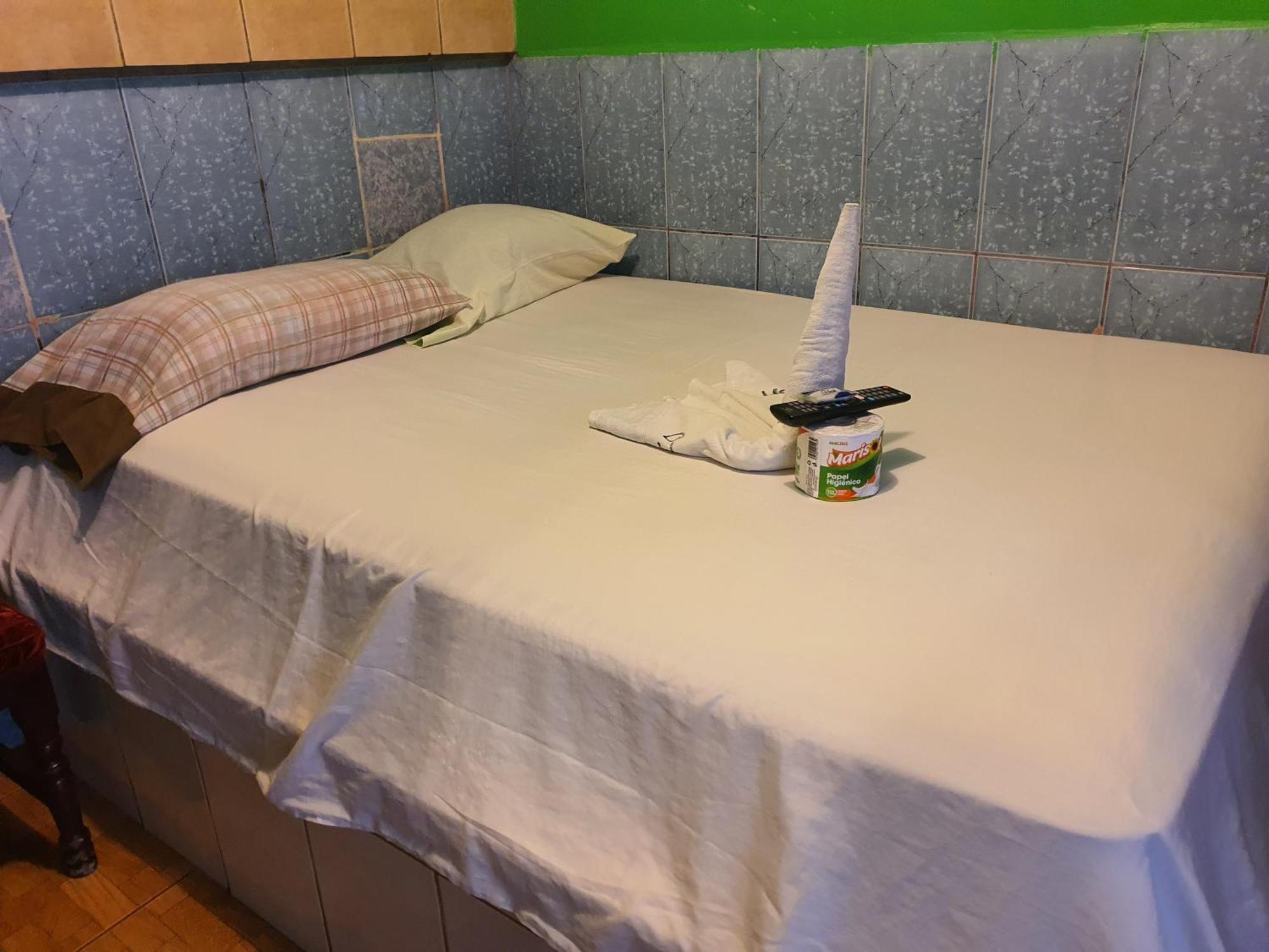 Hotel Economica Coxen Hole Eksteriør billede