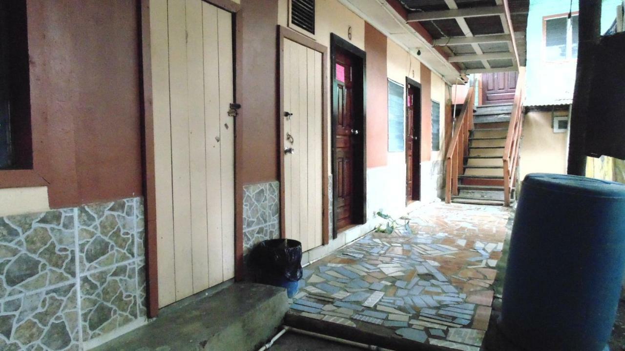 Hotel Economica Coxen Hole Eksteriør billede